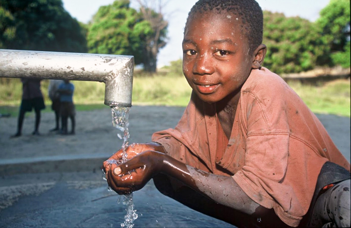 Menino da Zambia bebe agua de torneira na rua_Divulgacao Mendoza Post