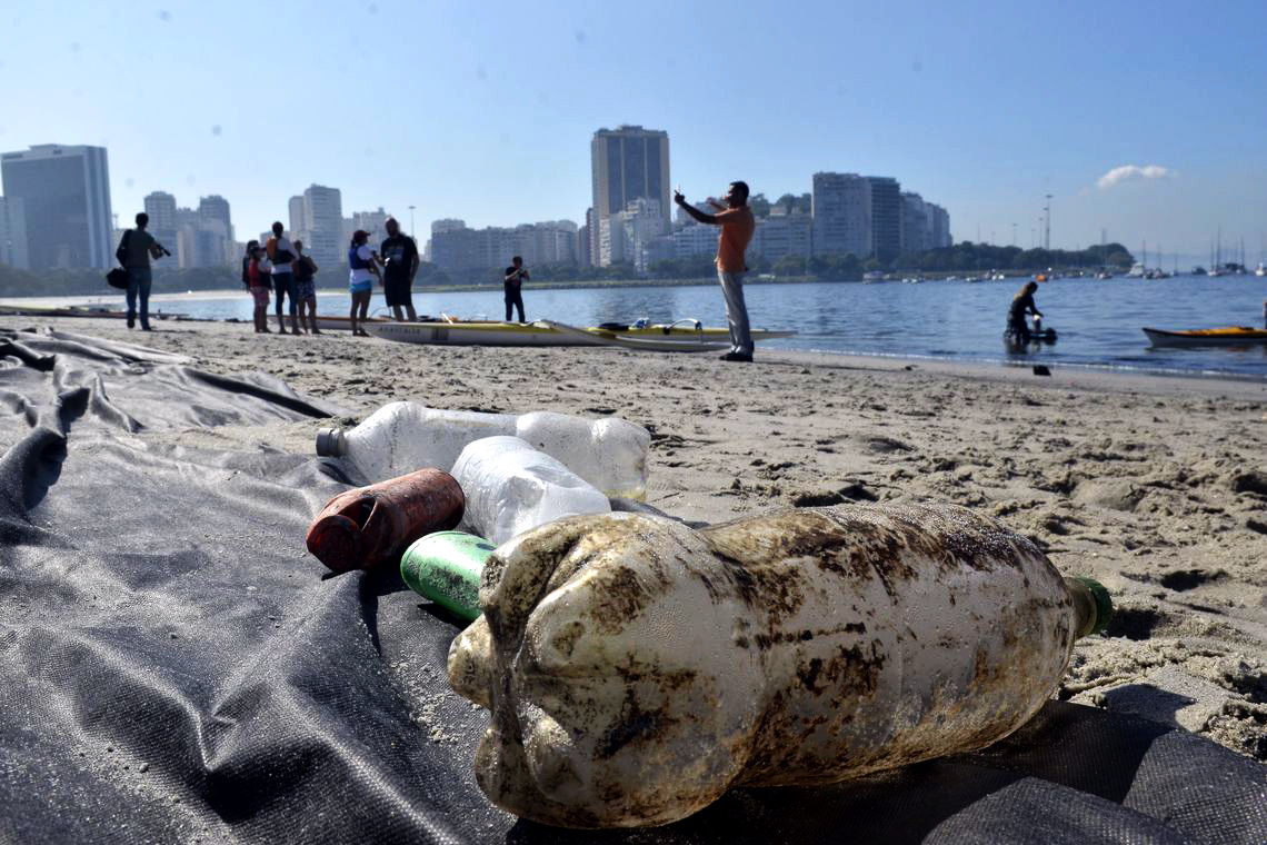 lixo na praia_foto Fernando Frazao_Divulgacao Ag Brasil