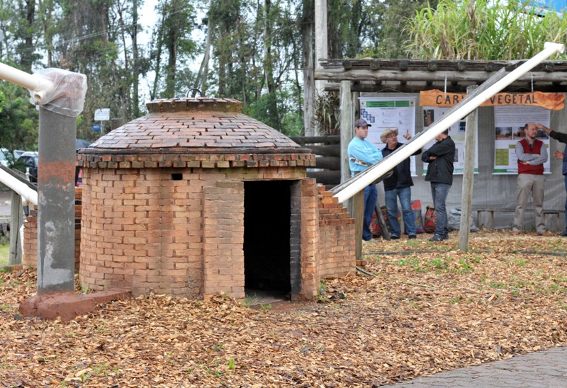 Forno prod carvao vegetal-Expointer-Emater RS-28-08-2012
