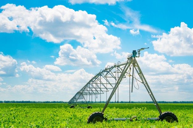 irrigacao-de-terras-agricolas-para-garantir-a-qualidade-da-safra-dia-de-sol-luz-do-sol_197589-1347