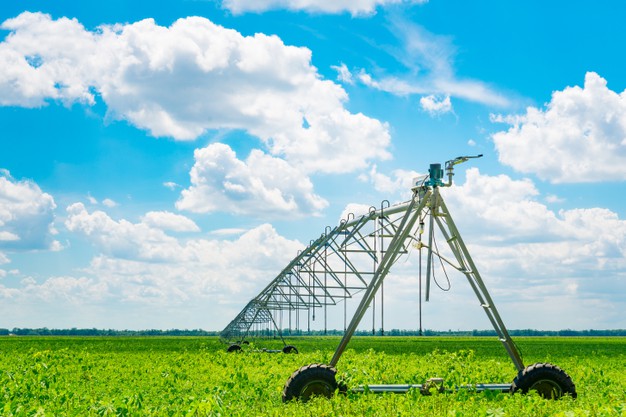 irrigacao-de-terras-agricolas-para-garantir-a-qualidade-da-safra-dia-de-sol-luz-do-sol_197589-1347