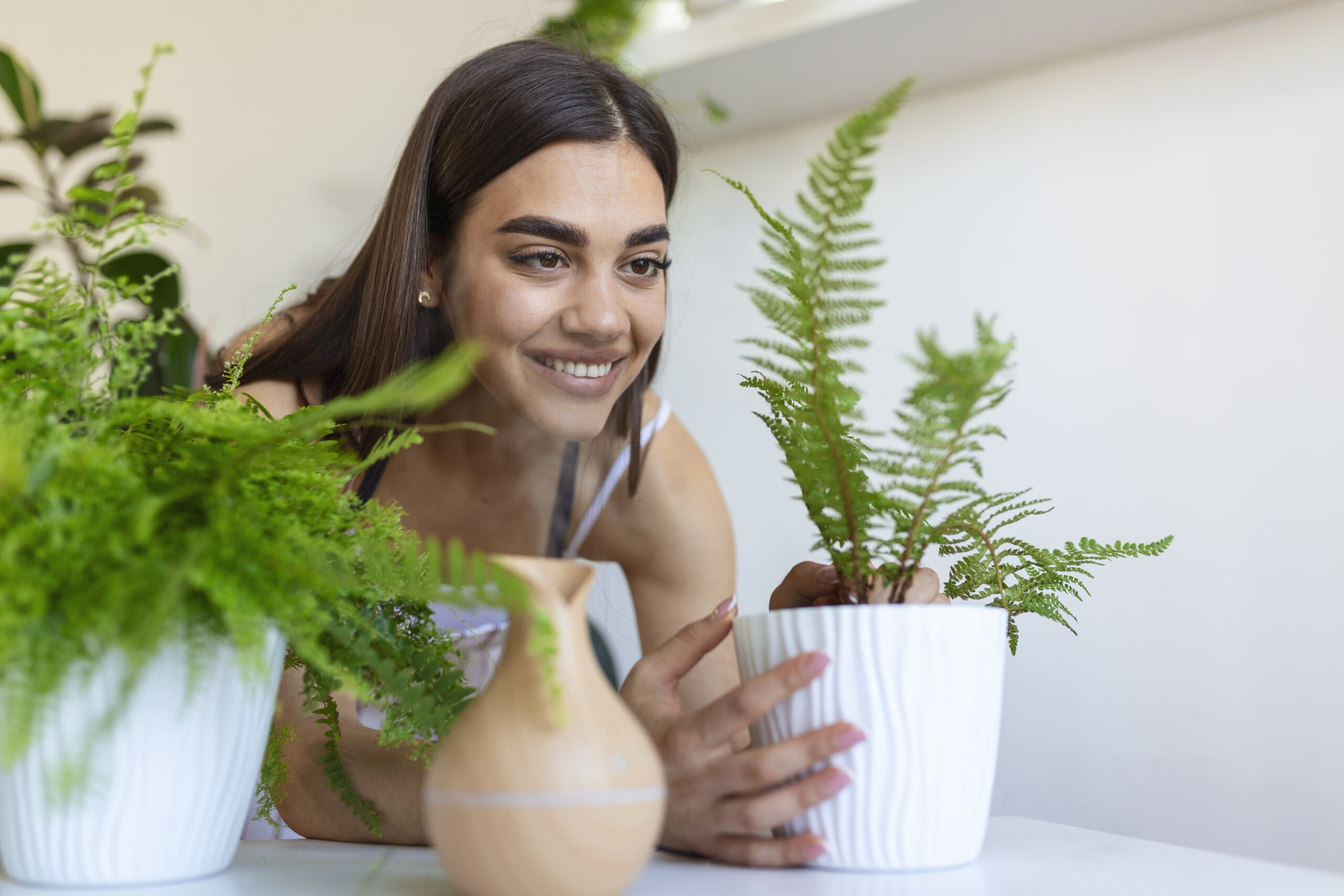 Mulher cuidando de plantas em casa