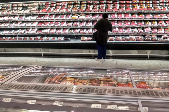 Seção de carnes em supermercado_Shutterstock-