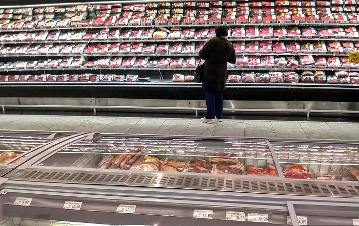 Seção de carnes em supermercado_Shutterstock-