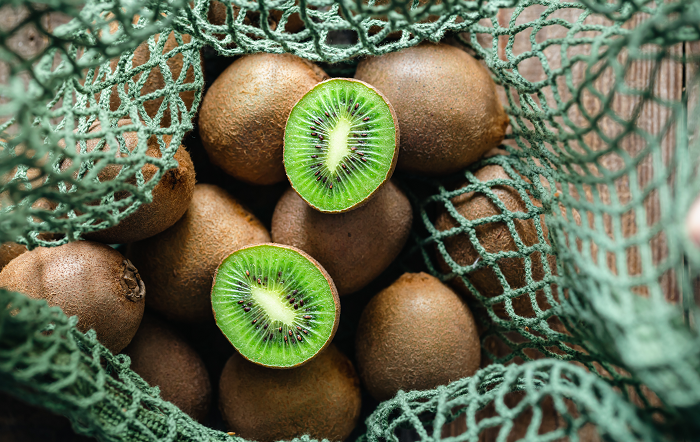 kiwi-fruits-eco-bag-top-view-close-up-freepik