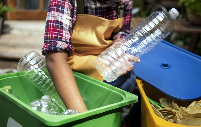 closeup-maos-separando-plastico-garrafas-divlgação